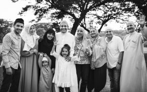 keluarga muslim berkumpul