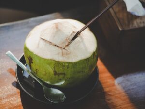 Read more about the article Mitos Atau Fakta: Air Kelapa Bagus Untuk Ibu Hamil