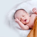 Mengapa Bayi Tersenyum saat Tidur?